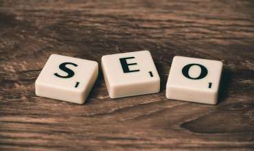 three blocks with S E O on them